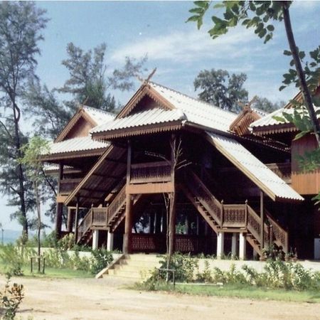 Ruen Thai Rim Haad Thang Kwian Exterior photo