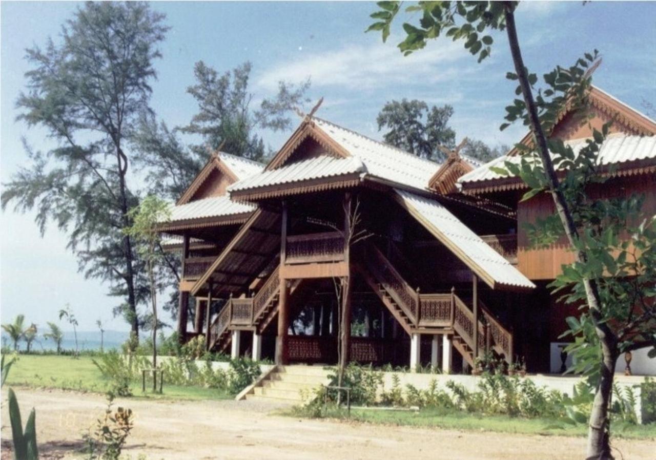 Ruen Thai Rim Haad Thang Kwian Exterior photo