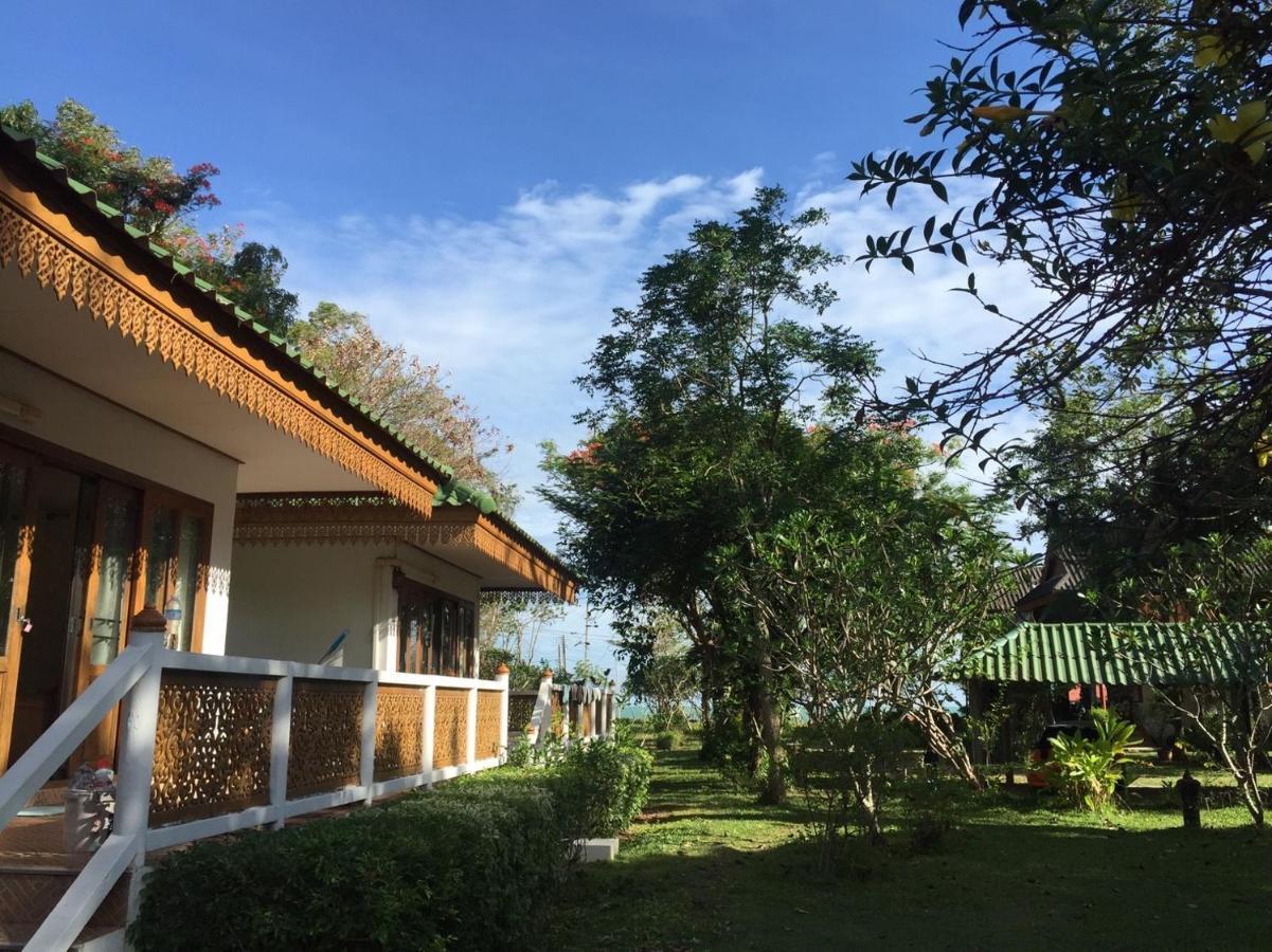 Ruen Thai Rim Haad Thang Kwian Exterior photo