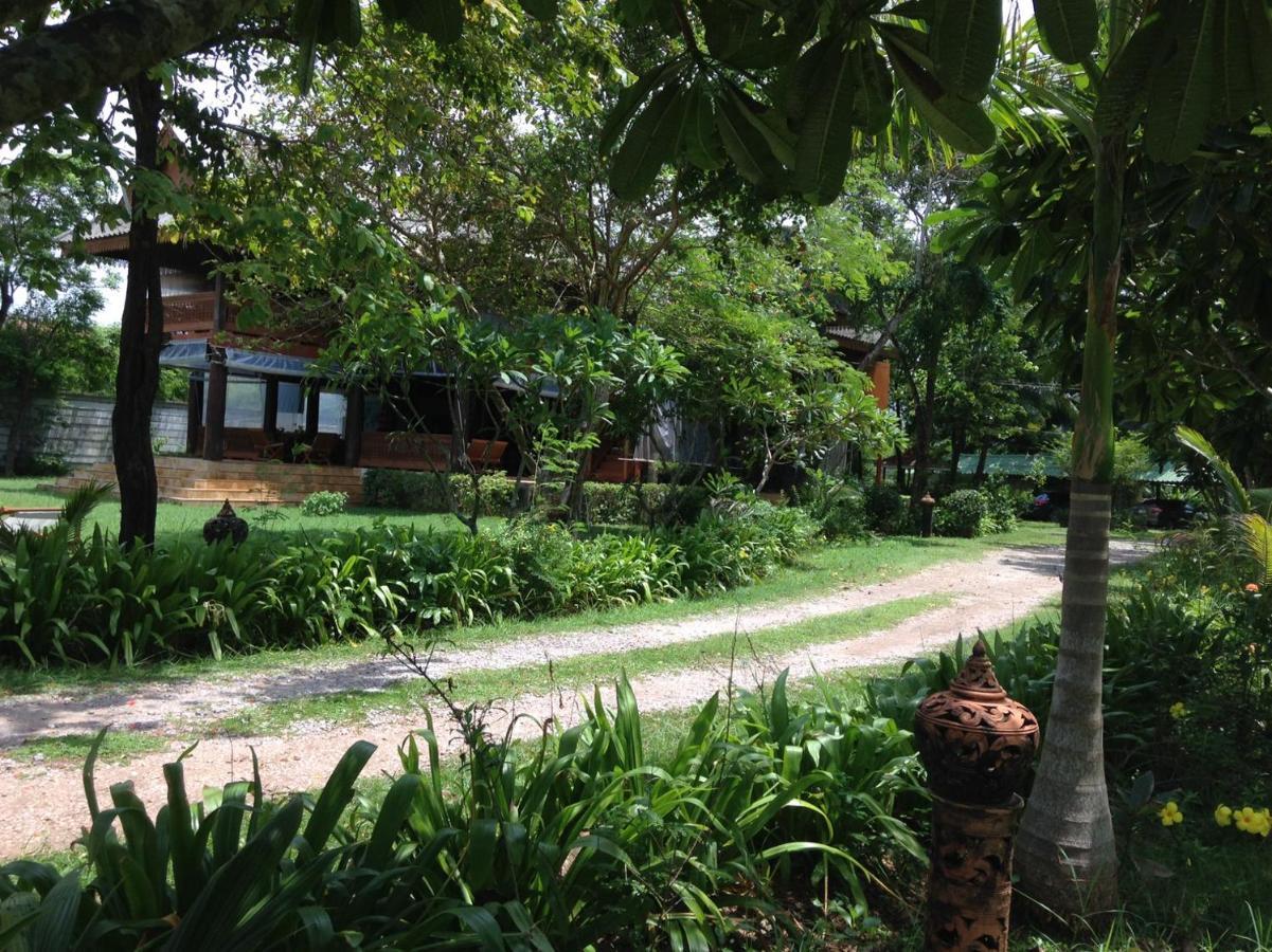 Ruen Thai Rim Haad Thang Kwian Exterior photo