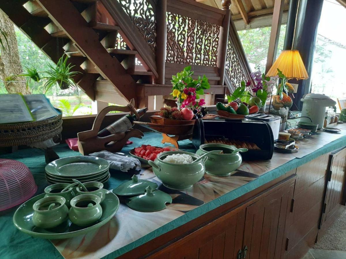 Ruen Thai Rim Haad Thang Kwian Exterior photo