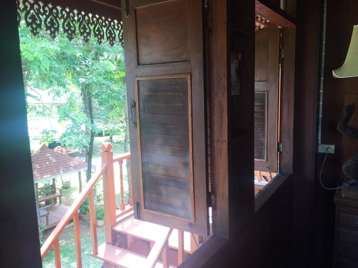 Ruen Thai Rim Haad Thang Kwian Exterior photo