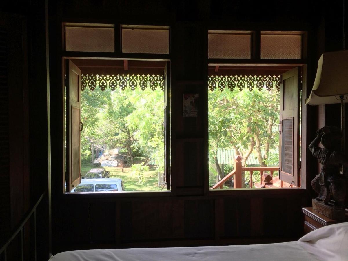 Ruen Thai Rim Haad Thang Kwian Exterior photo