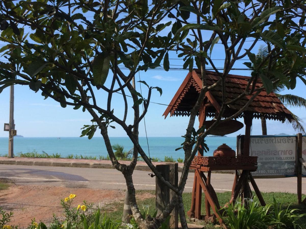 Ruen Thai Rim Haad Thang Kwian Exterior photo