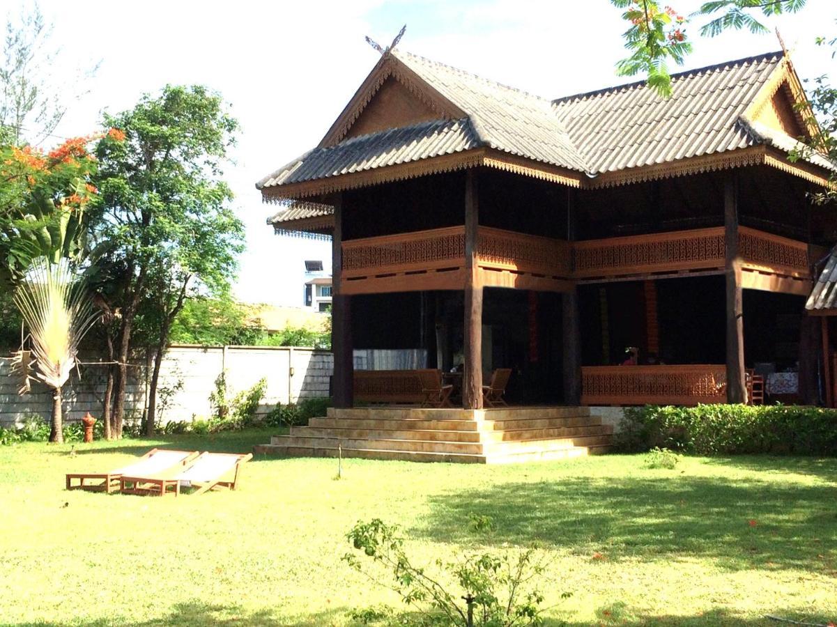 Ruen Thai Rim Haad Thang Kwian Exterior photo