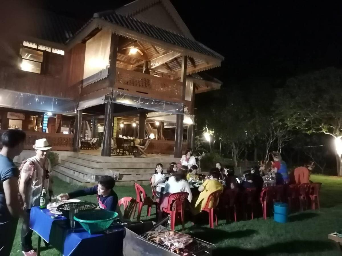 Ruen Thai Rim Haad Thang Kwian Exterior photo