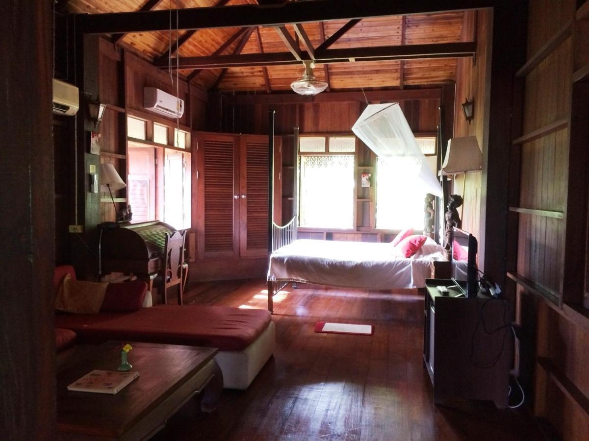 Ruen Thai Rim Haad Thang Kwian Exterior photo
