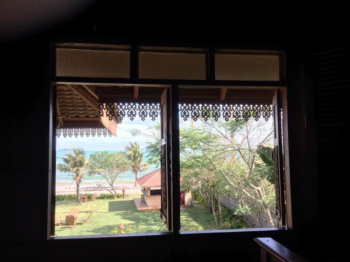 Ruen Thai Rim Haad Thang Kwian Exterior photo