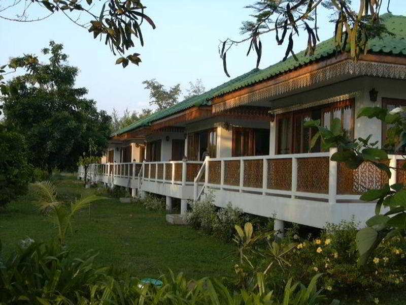 Ruen Thai Rim Haad Thang Kwian Exterior photo