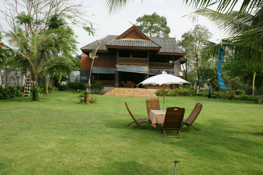 Ruen Thai Rim Haad Thang Kwian Exterior photo